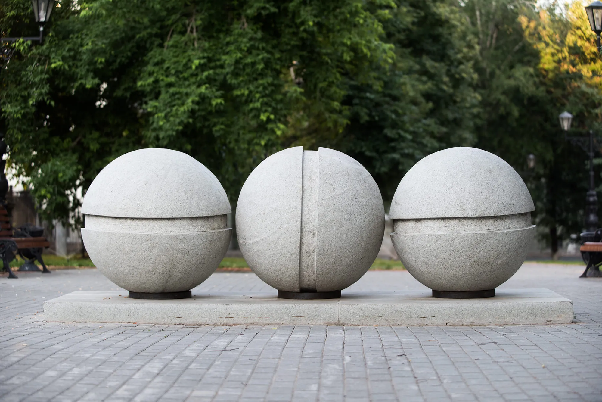 Square of Two Fountains and the “Three Screws” Monument